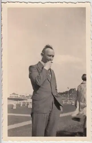 (F20652) Orig. Foto Cuxhaven, Herr Pastor Schmidt im Freien 1930er