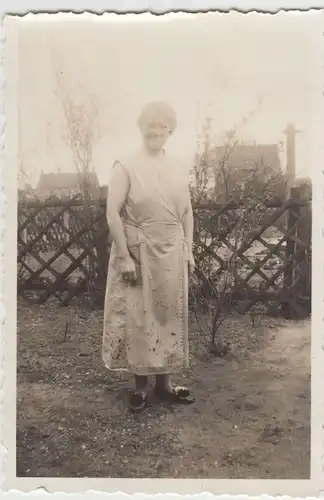 (F20645) Orig. Foto Frau steht im Garten 1930er