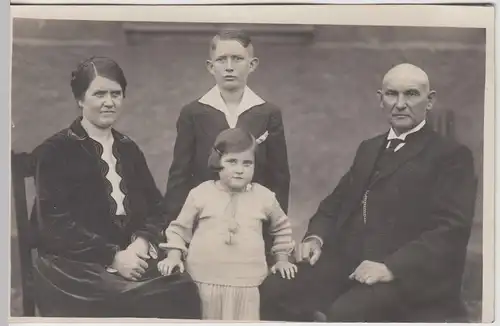 (F20644) Orig. Foto Porträt einer Familie, am Haus 1928