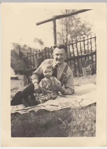 (F2064) Orig. Foto Mann m. kleinen Mädchen im Garten auf Decke, 1939