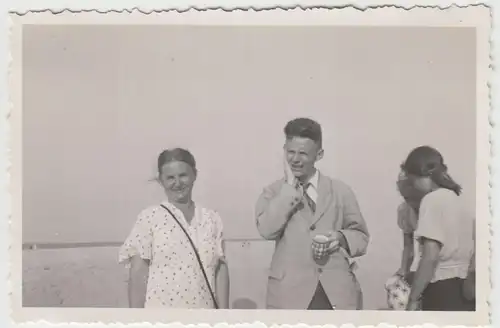 (F20633) Orig. Foto Spiekeroog, Personen am Strand 1935