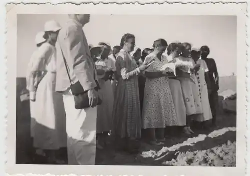 (F20632) Orig. Foto Spiekeroog, Personen am Strand 1935