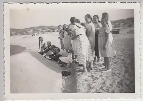 (F20629) Orig. Foto Spiekeroog, Mädchen am Strand bauen Sandgrube 1935