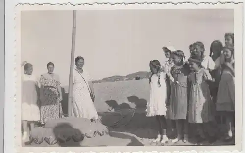 (F20627) Orig. Foto Spiekeroog, Mädchen mit Zöpfen am Strand 1935