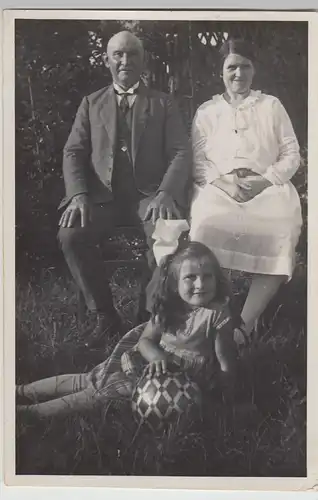 (F20617) Orig. Foto älteres Paar und Mädchen mit Ball im Garten 1930er