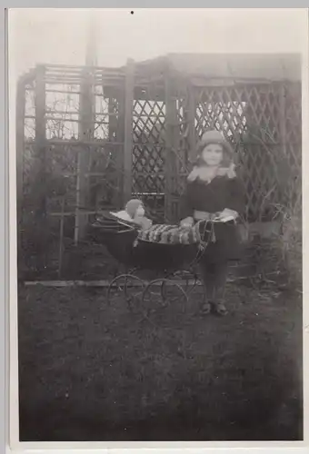 (F20616) Orig. Foto Mädchen mit Puppenwagen im Garten 1930er