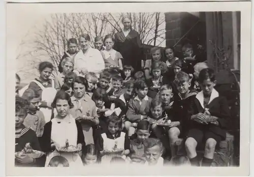 (F20611) Orig. Foto Kinder m. Ostergeschenken im Freien, Bad Kreuznach 1934