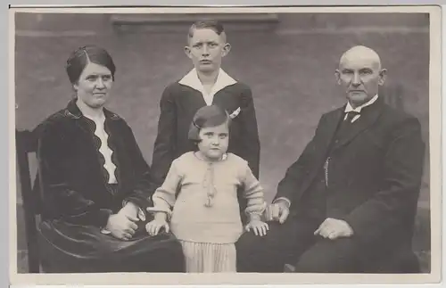 (F20603) Orig. Foto Porträt einer Familie, am Haus 1928