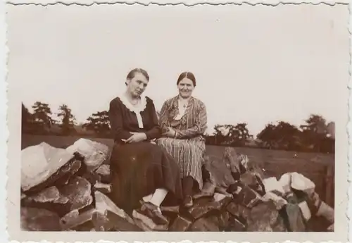 (F20602) Orig. Foto Frauen sitzen auf Steinhaufen 1930er