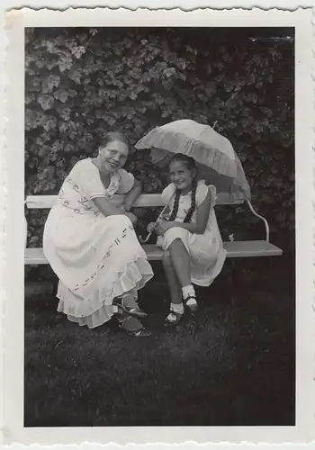 (F20601) Orig. Foto Frau u. Mädchen m. Sonnenschirm im Garten, 1930er