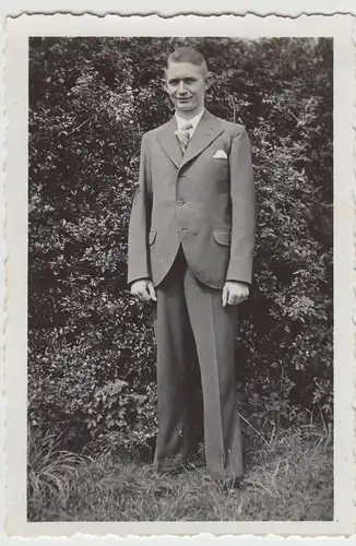(F20600) Orig. Foto junger Mann im Anzug im Garten 1930er