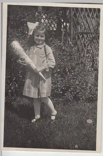 (F20598) Orig. Foto Mädchen mit Zuckertüte im Garten 1930