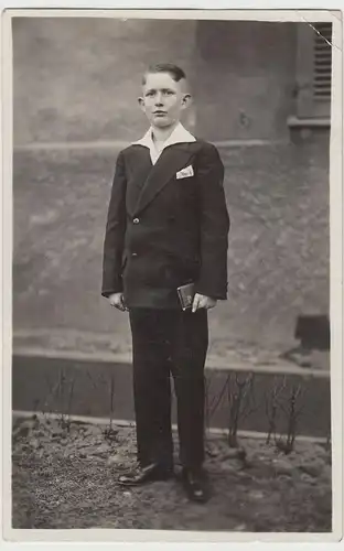 (F20596) Orig. Foto Junge, junger Mann am Haus, Konfirmation o.ä. 1930er