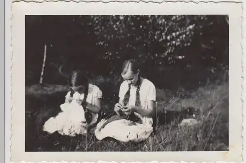 (F20592) Orig. Foto Mädchen sitzen auf der Wiese 1930er