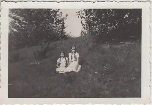 (F20590) Orig. Foto Mädchen sitzen auf der Wiese 1930er