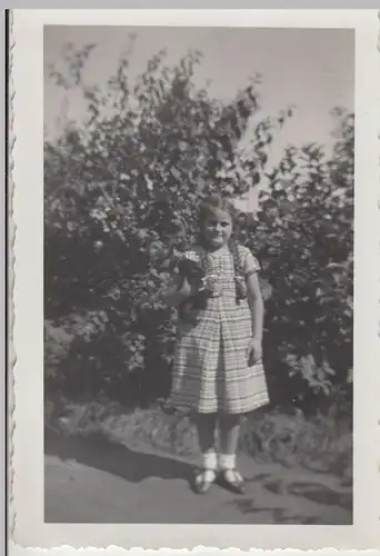 (F20588) Orig. Foto Mädchen mit Zöpfen im Freien 1930er