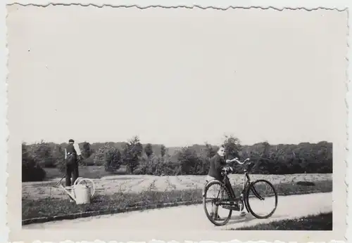 (F20587) Orig. Foto Frau mit Fahrrad, Radtour 1933, Bauer arbeitet auf Feld