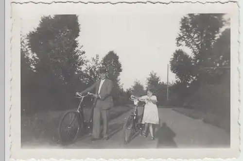 (F20586) Orig. Foto Herr und Mädchen mit Fahrrad, Radtour 1933