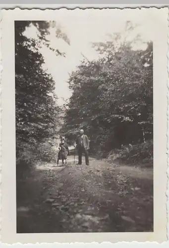 (F20583) Orig. Foto Herr und Kind im Freien, Wanderung i.d. Eifel 1933