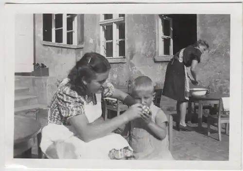 (F20578) Orig. Foto Frau gibt Jungen zu Trinken, am Haus 1930er