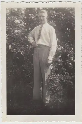 (F20575) Orig. Foto junger Mann steht am blühenden Busch 1930er