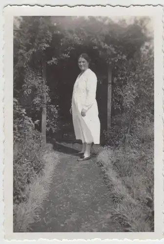 (F20573) Orig. Foto Frau steht im Garten 1950er