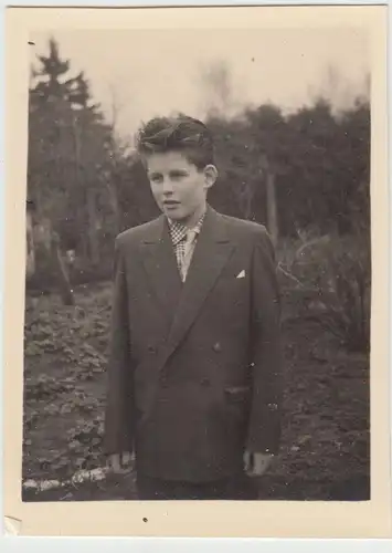 (F20565) Orig. Foto Junge im Anzug im Freien 1950er