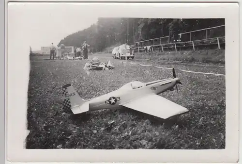 (F20564) Orig. Foto Flugzeugmodell P 51 Mustang auf Wiese 1950er