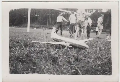 (F20563) Orig. Foto Flugzeugmodell Convair 340 auf Wiese 1950er