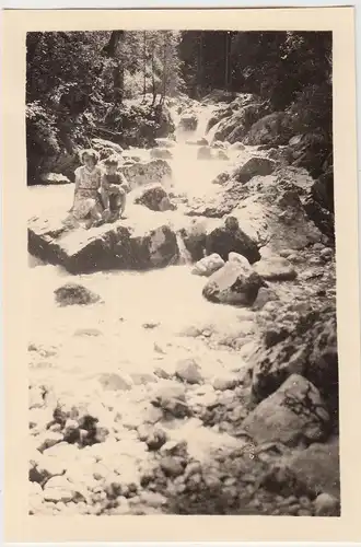 (F20558) Orig. Foto Personen am Bergbach 1950er