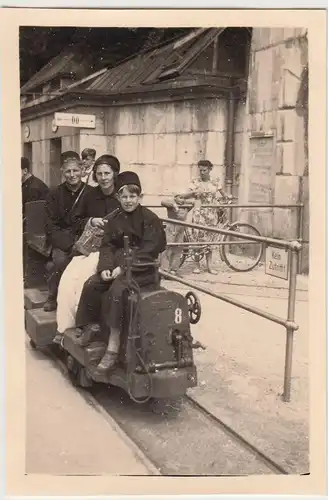 (F20551) Orig. Foto Bergwerk Berchtesgaden, Familie auf Lok der Bergbahn 1950er