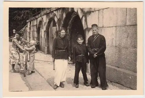 (F20550) Orig. Foto Bergwerk Berchtesgaden, Familie vor dem Eingang 1950er