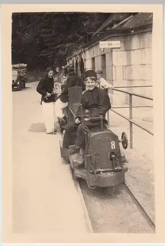 (F20549) Orig. Foto Bergwerk Berchtesgaden, Junge auf Lok der Bergbahn 1950er