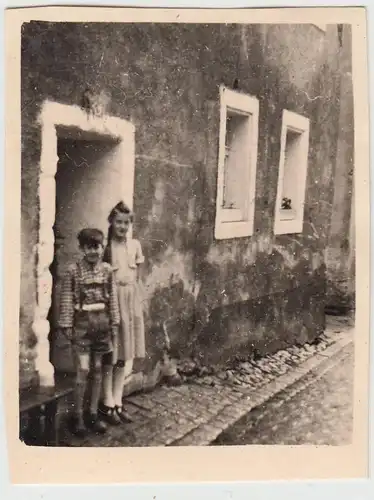 (F20547) Orig. Foto Kinder stehen am Hauseingang 1950er