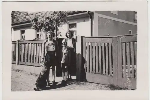 (F20534) Orig. Foto Familie mit Hund vor dem Hauseingang 1930-50er