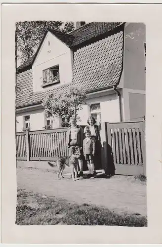 (F20528) Orig. Foto Familie mit Hund vor dem Wohnhaus 1940/50er