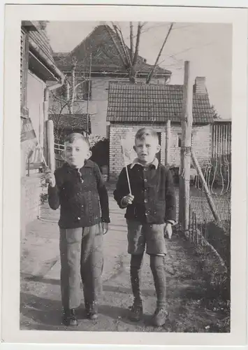 (F20522) Orig. Foto Jungs mit Winkfähnchen am Wohnhaus 1940/50er