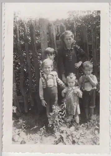(F20521) Orig. Foto Kinder stehen am Gartenzaun 1930-50er