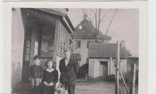 (F20517) Orig. Foto Familie mit Hund vor dem Hauseingang 1930-50er