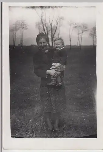 (F20505) Orig. Foto junge Frau mit Kleinkind auf dem Arm 1930/40er