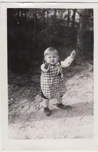 (F20504) Orig. Foto Kleinkind im Freien (will zu Fotograf) 1930er