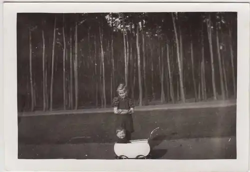 (F20503) Orig. Foto Mädchen mit kleinem Kinderwagen am Waldrand 1930er