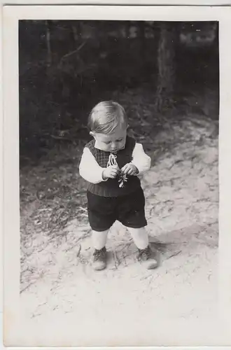 (F20502) Orig. Foto Kleinkind mit Blume im Freien 1930er
