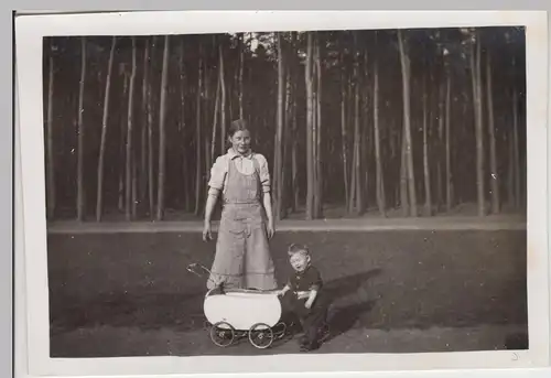 (F20501) Orig. Foto Frau mit kleinem Kinderwagen am Waldrand 1930er
