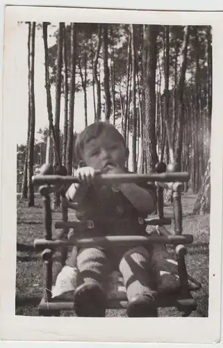 (F20500) Orig. Foto Kleinkind im Kinderstuhl im Freien 1930er