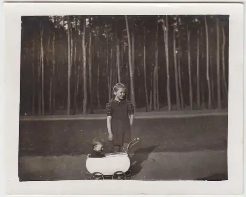 (F20499) Orig. Foto Mädchen mit kleinem Kinderwagen am Waldrand 1930er