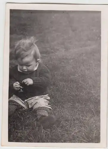 (F20498) Orig. Foto Kleinkind sitzt auf Wiese 1930er