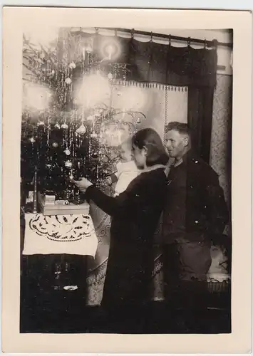 (F20493) Orig. Foto Personen m. Kleinkind am Weihnachtsbaum 1930er