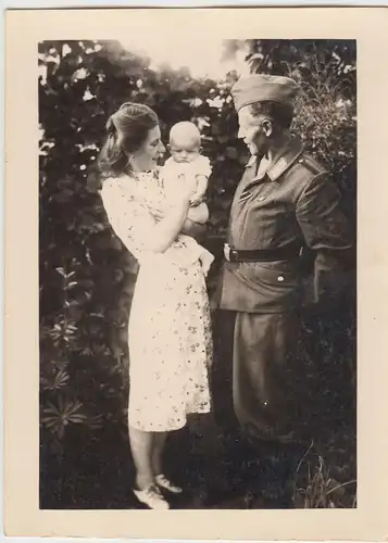 (F20492) Orig. Foto junge Frau u. deutscher Soldat m. Kleinkind im Freien 1930er