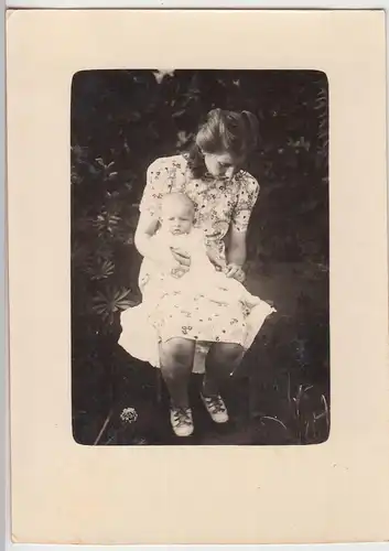 (F20491) Orig. Foto junge Frau mit Kleinkind im Freien 1930/40er